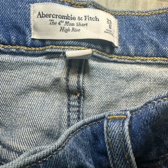 Abercrombie & Fitch Frayed The 4” Mom Short High Rise Curve Love Size 8 - Picture 5 of 5